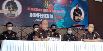 Kepala Kejaksaan Tinggi Gorontalo, Risal Nurul Fitri bersama jajarannya saat menggelar press rilis akhir tahun.