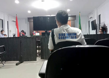 Kehadiran Aparatur Sipil Negara (ASN) di lokasi sidang kasus perkara sidang perdata nomor 21/Pdt.G/2021/PN Lbo, dengan penggugat Rusli Habibie dan tergugat Rustam Akili.