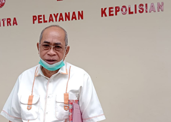 Anggota DPRD Provinsi Gorontalo, Adhan Dambea mendatangi Sentra Pelayanan Kepolisian Terpadu (SPKT) Polda Gorontalo, Senin (3/1/2022). Kedatangan Adhan di Polda Gorontalo tersebut tak lain merupakan langkah hukum, melaporkan pihak atau otak dibalik pengedarkan majalah DELIK 9 tahun silam. Foto: Lukman Polimengo.