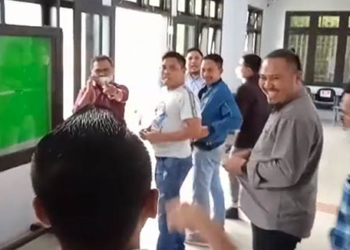 Sidang perkara perdata antara penggugat Rusli Habibie dengan tergugat Rustam Akili kembali dilanjutkan di Pengadilan Negeri Limboto, dengan mendengarkan keterangan saksi-saksi, berakhir hampir adu jotos antara saksi Paris Djafar dengan Suslianto selaku pengacara tergugat, Rabu (5/1/2022).