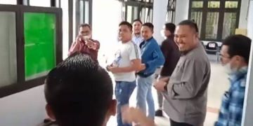 Sidang perkara perdata antara penggugat Rusli Habibie dengan tergugat Rustam Akili kembali dilanjutkan di Pengadilan Negeri Limboto, dengan mendengarkan keterangan saksi-saksi, berakhir hampir adu jotos antara saksi Paris Djafar dengan Suslianto selaku pengacara tergugat, Rabu (5/1/2022).