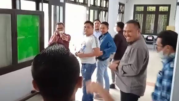 Sidang perkara perdata antara penggugat Rusli Habibie dengan tergugat Rustam Akili kembali dilanjutkan di Pengadilan Negeri Limboto, dengan mendengarkan keterangan saksi-saksi, berakhir hampir adu jotos antara saksi Paris Djafar dengan Suslianto selaku pengacara tergugat, Rabu (5/1/2022).