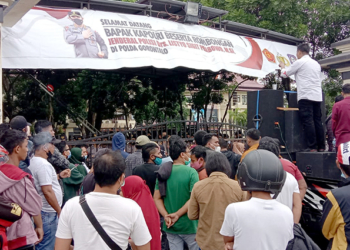 Korban investasi bodong yang tergabung dalam Aliansi Masyarakat Peduli Stabilitas Keamanan Daerah menggelar unjuk rasa di Polda Gorontalo, Senin (3/1/2022). Foto: Lukman Polimengo