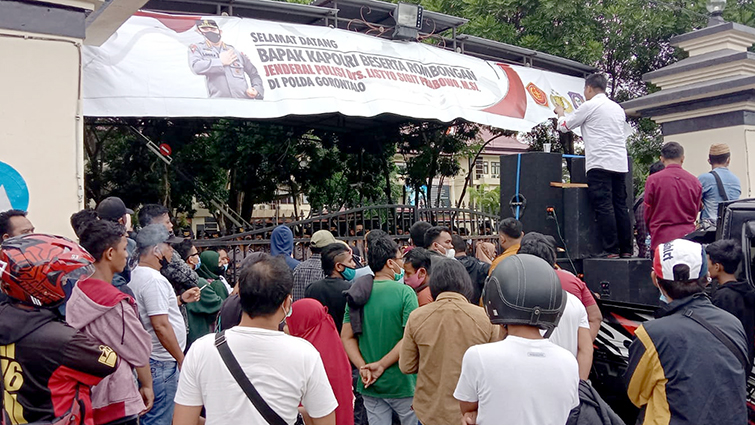 Korban investasi bodong yang tergabung dalam Aliansi Masyarakat Peduli Stabilitas Keamanan Daerah menggelar unjuk rasa di Polda Gorontalo, Senin (3/1/2022). Foto: Lukman Polimengo