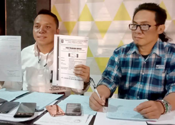 Paris Djafar bersama Direktur LBH Limboto, Susanto Kadir.