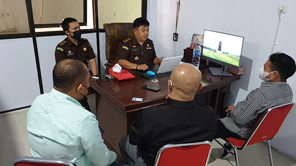 Tim Penyidik Tindak Pidana Khusus (Tipisus) Kejaksaan Negeri (Kajari) Gorontalo Utara, melakukan pemeriksaan terhadap SM, mantan Kepala Desa Talango, Kecamatan Anggrek, atas dugaan penyelewengan Dana Desa Tahun Anggaran 2019 - 2020, Kamis (27/1/2022) pukul 09.30 WITA.