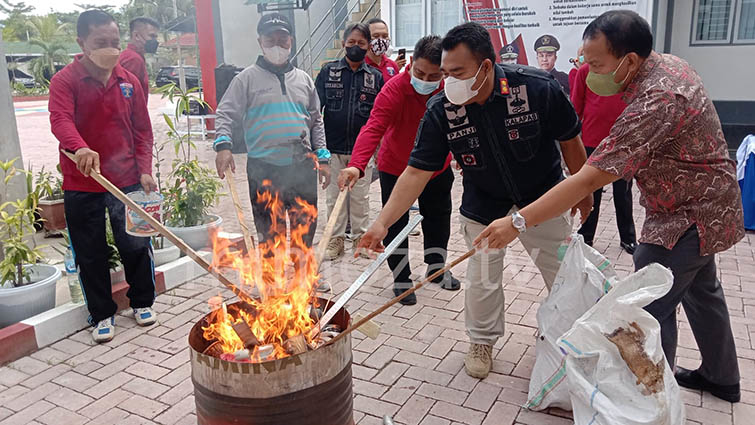 Kanwil Kemenkumham Provinsi Gorontalo memusnahkan 271 barang hasil penggeledahan Tim Satgas Divisi Pemasyarakatan, diseluruh Lembaga Pemasyarakatan dibawah Kemenkumham Provinsi Gorontalo selama tahun 2021, Jumat (7/1/2021). Foto: Lukman Polimengo.