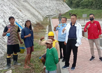 Rustam Akili selaku Staf Khusus Wakil Ketua DPR RI, Rachmat Gobel, saat mengadakan kunjungan kerja di Pempat Pembuangan Akhir (TPA) Talumelito, Kabupaten Gorontalo, Kamis (6/1/2022).Foto: Lukman Polimengo.