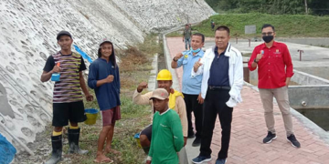 Rustam Akili selaku Staf Khusus Wakil Ketua DPR RI, Rachmat Gobel, saat mengadakan kunjungan kerja di Pempat Pembuangan Akhir (TPA) Talumelito, Kabupaten Gorontalo, Kamis (6/1/2022).Foto: Lukman Polimengo.