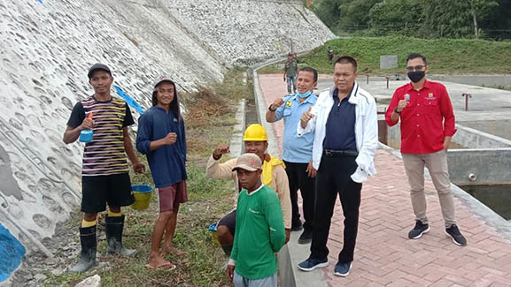 Rustam Akili selaku Staf Khusus Wakil Ketua DPR RI, Rachmat Gobel, saat mengadakan kunjungan kerja di Pempat Pembuangan Akhir (TPA) Talumelito, Kabupaten Gorontalo, Kamis (6/1/2022).Foto: Lukman Polimengo.