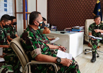 Komandan Pangkalan Udara (Lanud) Sam Ratulangi Manado, Marsma TNI M. Satriyo Utomo memimpin rapat awal dalam rangka persiapan penerimaan peserta didik baru SMA Pradita Dirgantara Tahun Pelajaran 2022/ 2023 di ruang kerja Danlanud Sam Ratulangi, Manado, Senin (3/01/2022). Foto: Pentak Lanud Sam Ratulangi Manado.