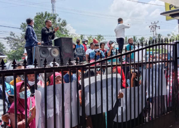 Puluhan korban investasi bodong berkedok Forex, FX Family untuk kedua kalinya mendatangi Polda Gorontalo,Kamis (13/1/2022). Foto: Lukman Polimengo.