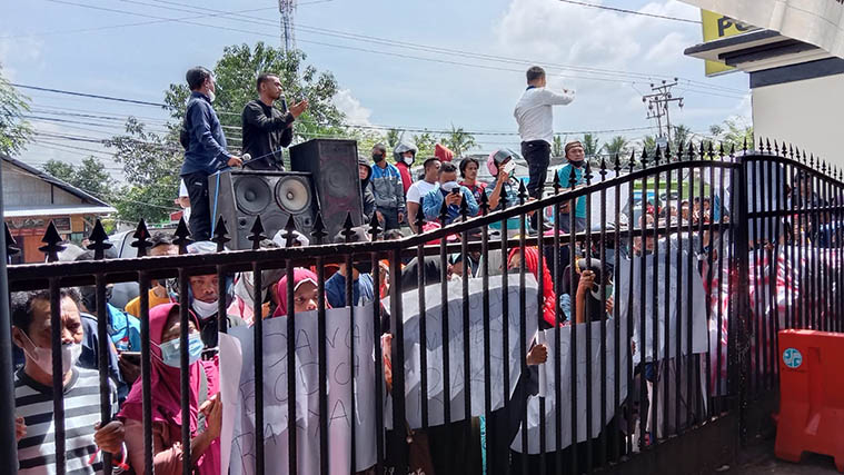 Puluhan korban investasi bodong berkedok Forex, FX Family untuk kedua kalinya mendatangi Polda Gorontalo,Kamis (13/1/2022). Foto: Lukman Polimengo.