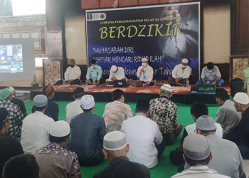 Menutup tahun 2021, keluarga besar Lembaga Pemasyarakatan (Lapas) Kelas IIA Gorontalo bersama Warga Binaan Pemasyarakatan (WBP) menggelar muhasabah diri dan dzikir akbar yang dilaksanakan di Masjid At-Taubah Lapas Kelas IIA Gorontalo, Jumat (31/12/2021).