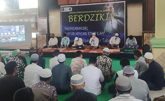 Menutup tahun 2021, keluarga besar Lembaga Pemasyarakatan (Lapas) Kelas IIA Gorontalo bersama Warga Binaan Pemasyarakatan (WBP) menggelar muhasabah diri dan dzikir akbar yang dilaksanakan di Masjid At-Taubah Lapas Kelas IIA Gorontalo, Jumat (31/12/2021).