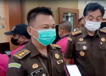 Asisten Intelijen Kejati Gorontalo, Otto Sompotan didampingi Asisten Pidana Khusus, PPiet Suryo Priarto Wibowo, saat menyampaikan keterangan pers terkait penetapan 3 tersangka kasus dugaan korupsi lampu penerangan jalan di Boalemo, tahun 2020. Foto : Lukman Polimengo.