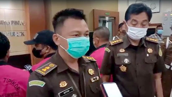 Asisten Intelijen Kejati Gorontalo, Otto Sompotan didampingi Asisten Pidana Khusus, PPiet Suryo Priarto Wibowo, saat menyampaikan keterangan pers terkait penetapan 3 tersangka kasus dugaan korupsi lampu penerangan jalan di Boalemo, tahun 2020. Foto : Lukman Polimengo.