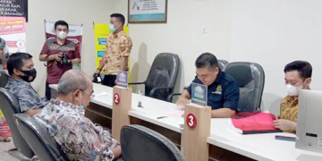 Anggota DPRD Provinsi Gorontalo, Adhan Dambea (baju batik putih), saat menjalani pemeriksaan lanjutan di Kejari Kota Gorontalo. Foto : Lukman Polimengo/mimoza.tv.