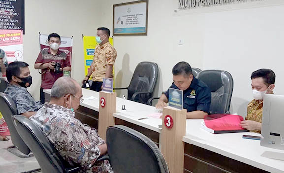 Anggota DPRD Provinsi Gorontalo, Adhan Dambea (baju batik putih), saat menjalani pemeriksaan lanjutan di Kejari Kota Gorontalo. Foto : Lukman Polimengo/mimoza.tv.