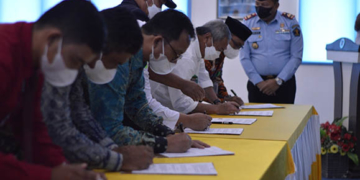 Penandatanganan kerjasama Lapas Kelas II A Gorontalo dengan beberapa stake holder, terkait dengan peningkapan pelayanan kepada warga binaan pemasyarakatan, yang berlangsung di Kanwil Kemenkumham Provinsi Gorontalo, Rabu (23/3/2022).