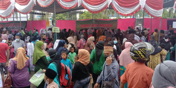 Antusias warga masyarakat mengikuti kegiatan vaksinasi yang digelar oleh Kejaksaan Tinggi Gorontalo, Kamis (24/3/2022). Foto : Lukman Polimengo/mimoza.tv.
