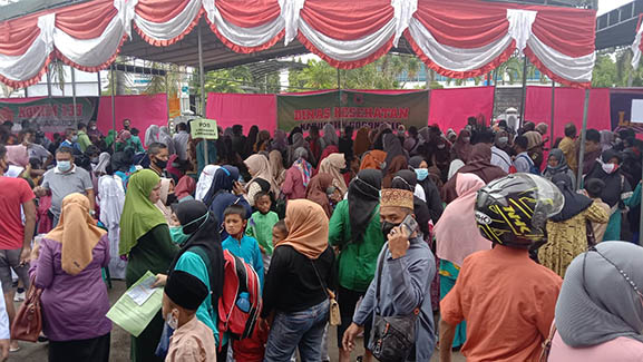 Antusias warga masyarakat mengikuti kegiatan vaksinasi yang digelar oleh Kejaksaan Tinggi Gorontalo, Kamis (24/3/2022). Foto : Lukman Polimengo/mimoza.tv.