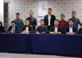 Perseteruan antara Hotman Paris Sitompul dengan pengacara di Indonesia semakin melebar, Kali ini pengacara kondang tersebut disomasi oleh Advokad Muda Indonesia Bergerak (AMIB) Gorontalo.
Organisasi di bawah naungan Perhimpunan Advokat Indonesia atau PERADI ini resmi melayangkan somasi kepada Hotman Paris, Senin (25/4/2022). Foto : Lukman Polimengo.