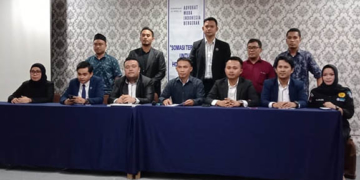 Perseteruan antara Hotman Paris Sitompul dengan pengacara di Indonesia semakin melebar, Kali ini pengacara kondang tersebut disomasi oleh Advokad Muda Indonesia Bergerak (AMIB) Gorontalo.
Organisasi di bawah naungan Perhimpunan Advokat Indonesia atau PERADI ini resmi melayangkan somasi kepada Hotman Paris, Senin (25/4/2022). Foto : Lukman Polimengo.