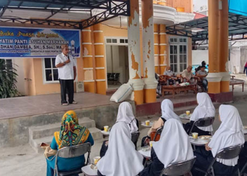 Anggota DPRD Provinsi Gorontalo, Adhan Dambea menggelar buka puasa bersama puluhan anak yatim piatu dari Panti Asuhan Marhamah, Kota Gorontalo, Senin (11/4/2022). Foto : Lukman Polimengo/mimoza.tv.