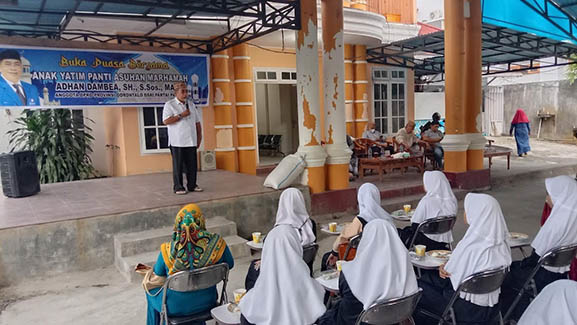 Anggota DPRD Provinsi Gorontalo, Adhan Dambea menggelar buka puasa bersama puluhan anak yatim piatu dari Panti Asuhan Marhamah, Kota Gorontalo, Senin (11/4/2022). Foto : Lukman Polimengo/mimoza.tv.