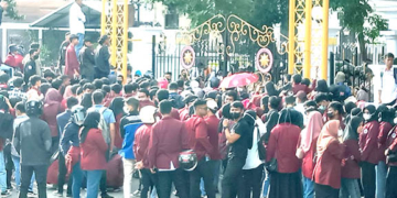 Ratusan mahasiswa saat menggelar aksi demo di depan Rumah Dinas Gubernur Gorontalo, Senin (11/4/2022).