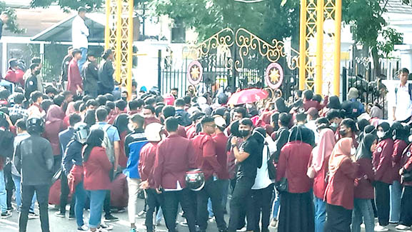 Ratusan mahasiswa saat menggelar aksi demo di depan Rumah Dinas Gubernur Gorontalo, Senin (11/4/2022).