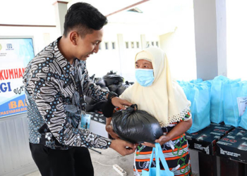 Memanfaatkan momentum bulan Ramadan,  seluruh jajaran petugas Lapas Kelas IIA Gorontalo membagikan puluhan paket sembako gratis bagi warga sekitar, yang digelar di halaman utama Lapas Kelas IIA Gorontalo, Jumat (22/4/2022).