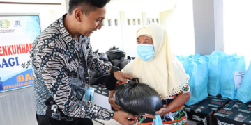 Memanfaatkan momentum bulan Ramadan,  seluruh jajaran petugas Lapas Kelas IIA Gorontalo membagikan puluhan paket sembako gratis bagi warga sekitar, yang digelar di halaman utama Lapas Kelas IIA Gorontalo, Jumat (22/4/2022).