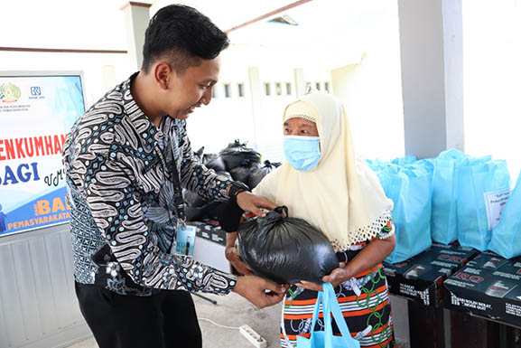 Memanfaatkan momentum bulan Ramadan,  seluruh jajaran petugas Lapas Kelas IIA Gorontalo membagikan puluhan paket sembako gratis bagi warga sekitar, yang digelar di halaman utama Lapas Kelas IIA Gorontalo, Jumat (22/4/2022).