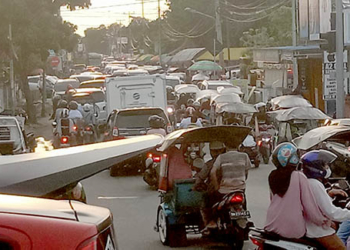 Sepekan menjelang Hari Raya Idul Fitri 1443 Hijriyah, suasana beberapa ruas jalan di Kota Gorontalo tampak macet.  Foto : Lukman Polimengo/mimoza.tv