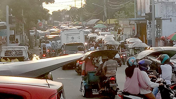 Sepekan menjelang Hari Raya Idul Fitri 1443 Hijriyah, suasana beberapa ruas jalan di Kota Gorontalo tampak macet.  Foto : Lukman Polimengo/mimoza.tv