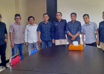 Foto bersama Direktur PT Mimoza Multimedia, Hadi Sutrisno Daud (ke 4 dari sebelah kanan), bersama Komisioner KPID Gorontalo, saat mengadakan kunjungan silaturahmi, Selasa (19/4/2022).