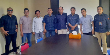 Foto bersama Direktur PT Mimoza Multimedia, Hadi Sutrisno Daud (ke 4 dari sebelah kanan), bersama Komisioner KPID Gorontalo, saat mengadakan kunjungan silaturahmi, Selasa (19/4/2022).