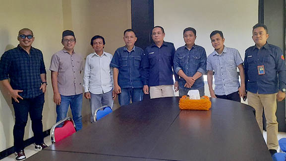 Foto bersama Direktur PT Mimoza Multimedia, Hadi Sutrisno Daud (ke 4 dari sebelah kanan), bersama Komisioner KPID Gorontalo, saat mengadakan kunjungan silaturahmi, Selasa (19/4/2022).
