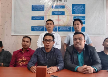 Anggota Perhimpunan Advokat Indonesia (PERADI) Gorontalo, Susanto Kadir (kacamata) bersama rekan pengacara lainnya saat menggelar konferensi pers, Kamis 21.4.2022). Foto : Lukman Polimengo/mimoza.tv