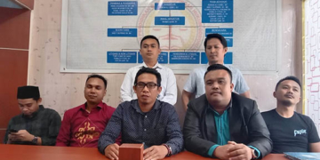 Anggota Perhimpunan Advokat Indonesia (PERADI) Gorontalo, Susanto Kadir (kacamata) bersama rekan pengacara lainnya saat menggelar konferensi pers, Kamis 21.4.2022). Foto : Lukman Polimengo/mimoza.tv