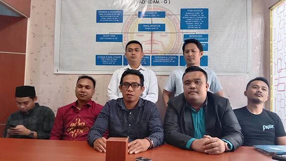 Anggota Perhimpunan Advokat Indonesia (PERADI) Gorontalo, Susanto Kadir (kacamata) bersama rekan pengacara lainnya saat menggelar konferensi pers, Kamis 21.4.2022). Foto : Lukman Polimengo/mimoza.tv