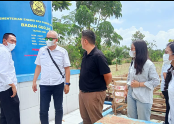 Stafsus Wakil Ketua DPR RI, Rustam Akili (kemeja putih) saat mendampingi utusan dari perusahaan asal Thailand  PTT Exploration and Production (PTTEP), untuk menangani kesulitan air bersih yang di alami oleh rakyat Gorontalo.