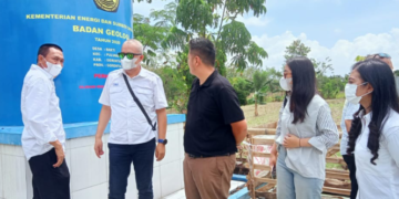 Stafsus Wakil Ketua DPR RI, Rustam Akili (kemeja putih) saat mendampingi utusan dari perusahaan asal Thailand  PTT Exploration and Production (PTTEP), untuk menangani kesulitan air bersih yang di alami oleh rakyat Gorontalo.