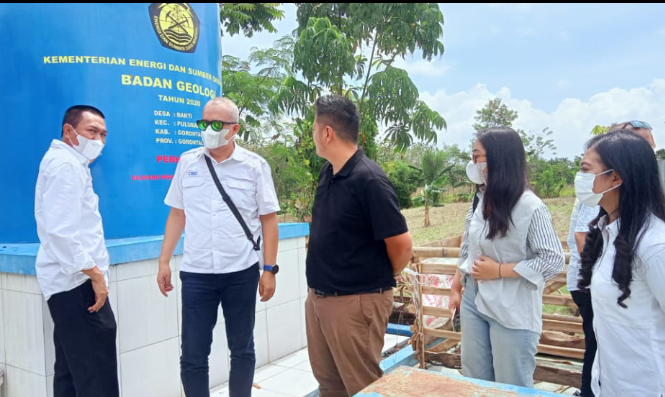 Stafsus Wakil Ketua DPR RI, Rustam Akili (kemeja putih) saat mendampingi utusan dari perusahaan asal Thailand  PTT Exploration and Production (PTTEP), untuk menangani kesulitan air bersih yang di alami oleh rakyat Gorontalo.