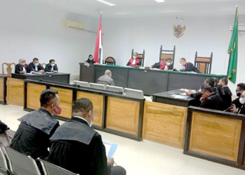 Anggota DPRD Provinsi Gorontalo Adhan Dambea selahu terdakwa dalam kasus dugaan pencemaran naman baik, saat menjalani sidang perdana di Pengadilan Negeri Tipikor Gorontalo, Rabu (6/4/2022). Foto : Lukman Polimengo/mimoza.tv