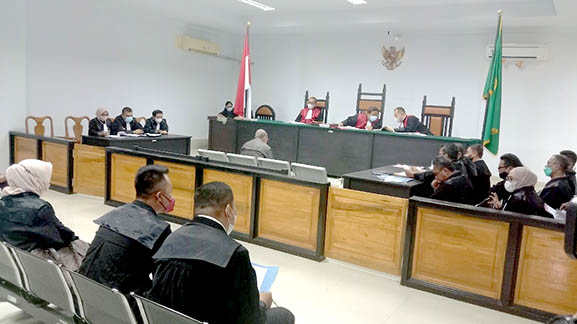 Anggota DPRD Provinsi Gorontalo Adhan Dambea selahu terdakwa dalam kasus dugaan pencemaran naman baik, saat menjalani sidang perdana di Pengadilan Negeri Tipikor Gorontalo, Rabu (6/4/2022). Foto : Lukman Polimengo/mimoza.tv