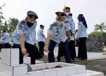 Jelang peringatan Hari Bhakti Pemasyarakatan (HBP) Ke-58 yang selalu jatuh pada tanggal 27 April, seluruh Unit Pelaksanan Teknis (UPT) dibawah Kantor Wilayah Kementerian Hukum Dan HAM Gorontalo menggelar Ziarah dan Tabur Bunga di Taman Makam Pahlawan Pentadio, Kabupaten Gorontalo, Rabu (20/4/2022).