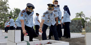 Jelang peringatan Hari Bhakti Pemasyarakatan (HBP) Ke-58 yang selalu jatuh pada tanggal 27 April, seluruh Unit Pelaksanan Teknis (UPT) dibawah Kantor Wilayah Kementerian Hukum Dan HAM Gorontalo menggelar Ziarah dan Tabur Bunga di Taman Makam Pahlawan Pentadio, Kabupaten Gorontalo, Rabu (20/4/2022).